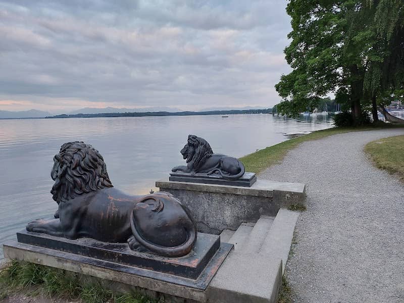 Löwen an der Strandpromenade - Image 1