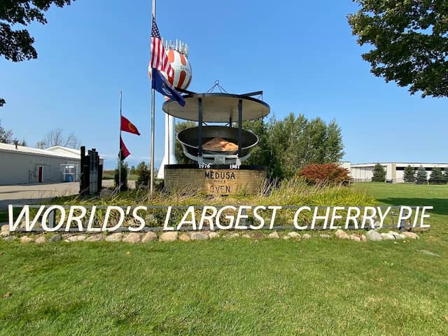 World's Largest Cherry Pie Tin 1976-1987 - Image 2