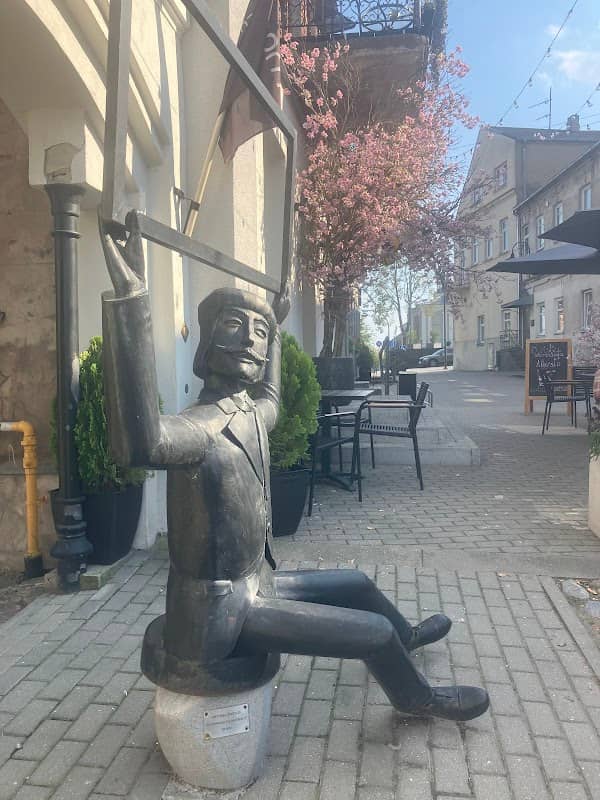 Sculpture "Painter with a picture" - Image 1
