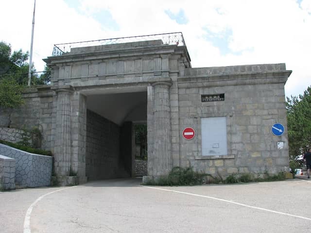 Baydar Gate - Image 1