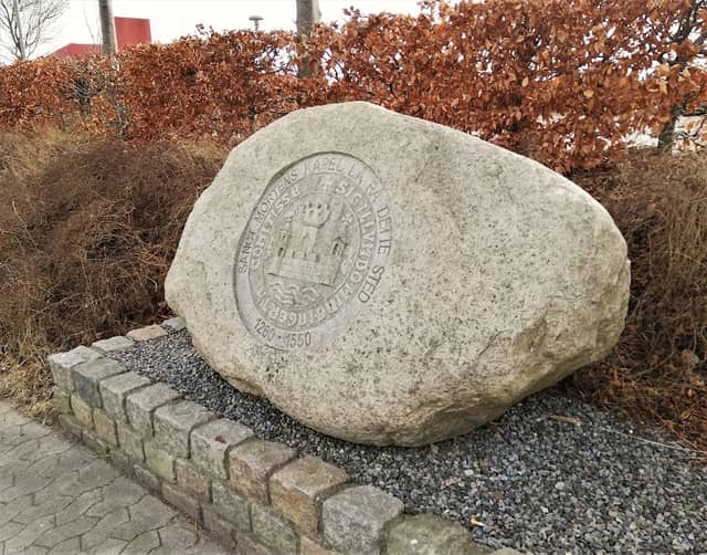 Mindesten for Sankt Mortens Kapel - Image 1