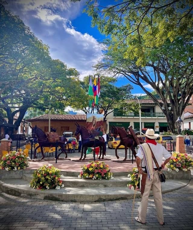 "EXPECTATIVAS" Monumento al Arriero Antioqueño - Image 1