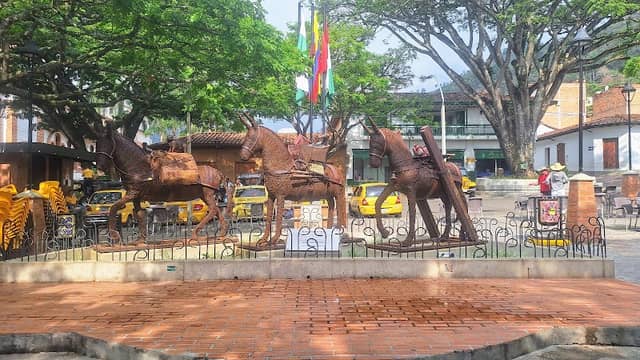 "EXPECTATIVAS" Monumento al Arriero Antioqueño - Image 2