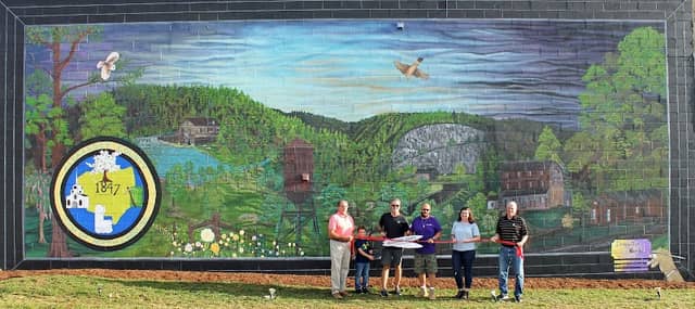 Alexander County Courthouse Park - Image 1
