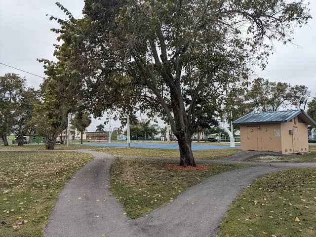 Hand Park - Image 1