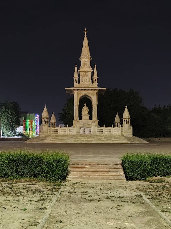 WHITE MONUMENT - Image 1
