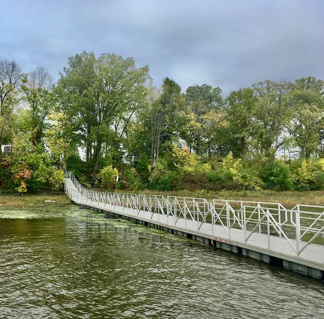 Wharf of the Lachenaie canoe kayak course. - Image 1
