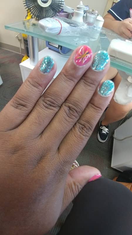 Nails Attraction - Image 1