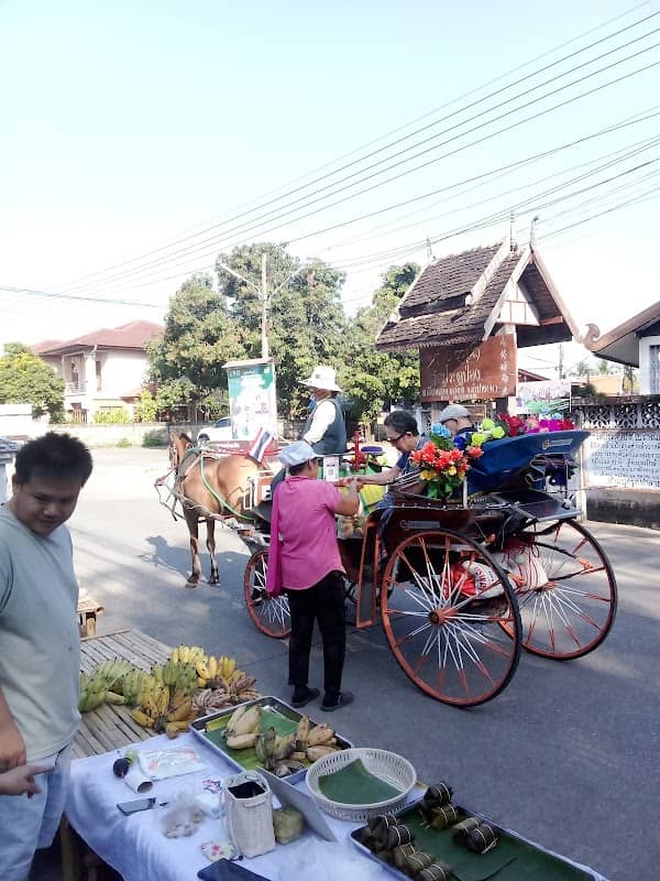 กาดไผ่ภิรมย์ริมวัง หน้าวัดประตูป่อง แหล่งท่องเที่ยว walk around old town - Image 1