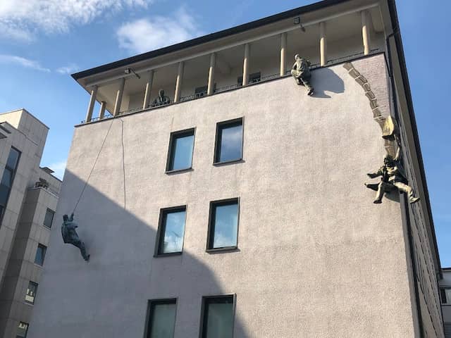 Climbing statues - Image 1
