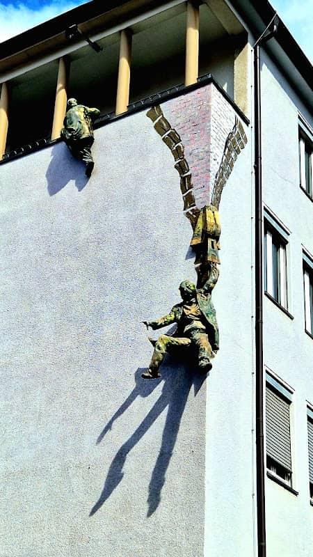 Climbing statues - Image 2