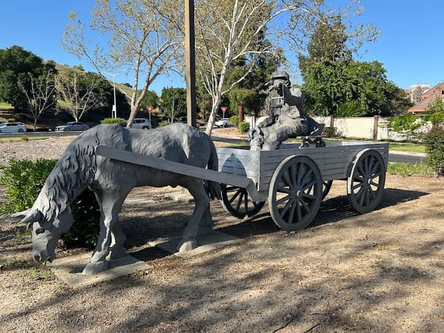 Statue of the horse carriage - Image 1
