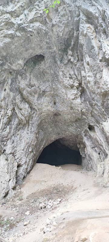 Knight's cave - Image 1