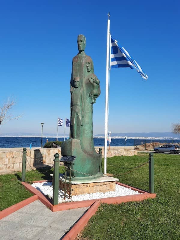 Μνημείο Μικρασιατών, Περαία - Image 1