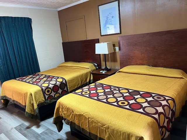 Deaver's Motel - Image 1