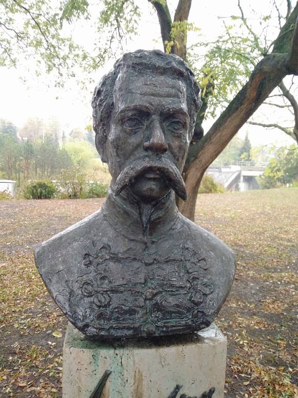Arany János szobor - Image 1