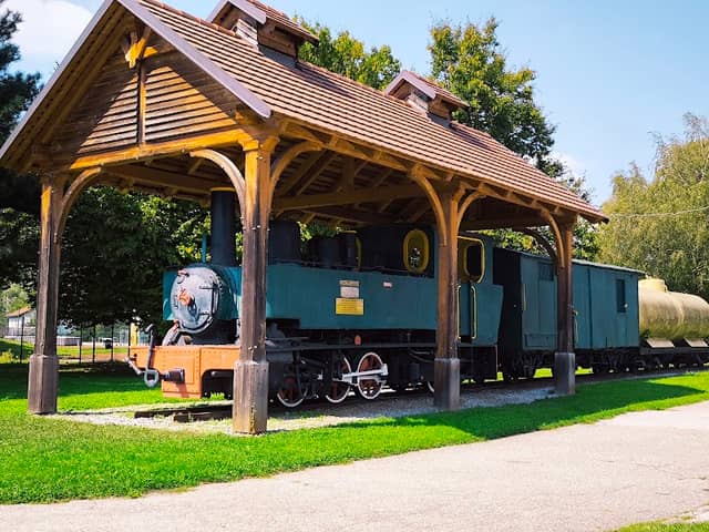 Muzejski ozkotirni vlak s parno lokomotivo - Image 1
