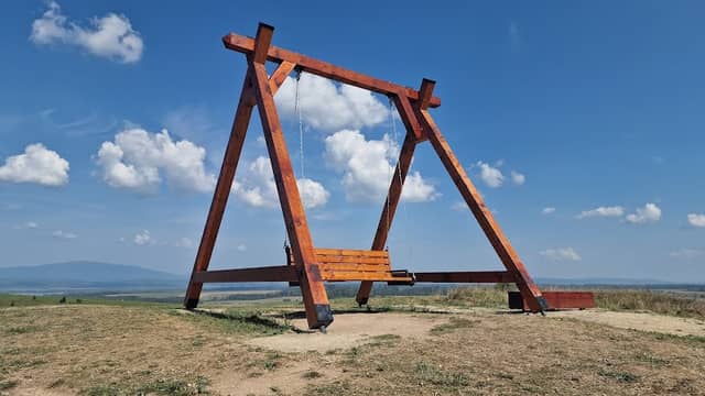 Hojdačka nad mestom - Image 2