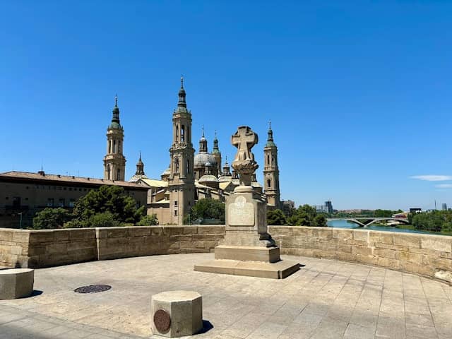 Monumento "la Cruz de Piedra del Puente de Piedra" en Zaragoza - Image 2