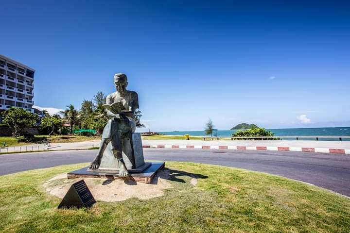 The Reading Man Roundabout - Image 2