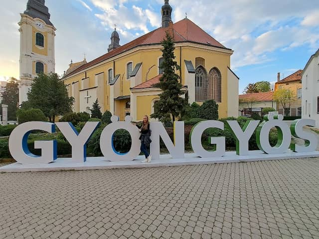 Gyöngyös felirat világító betűkből - Image 1
