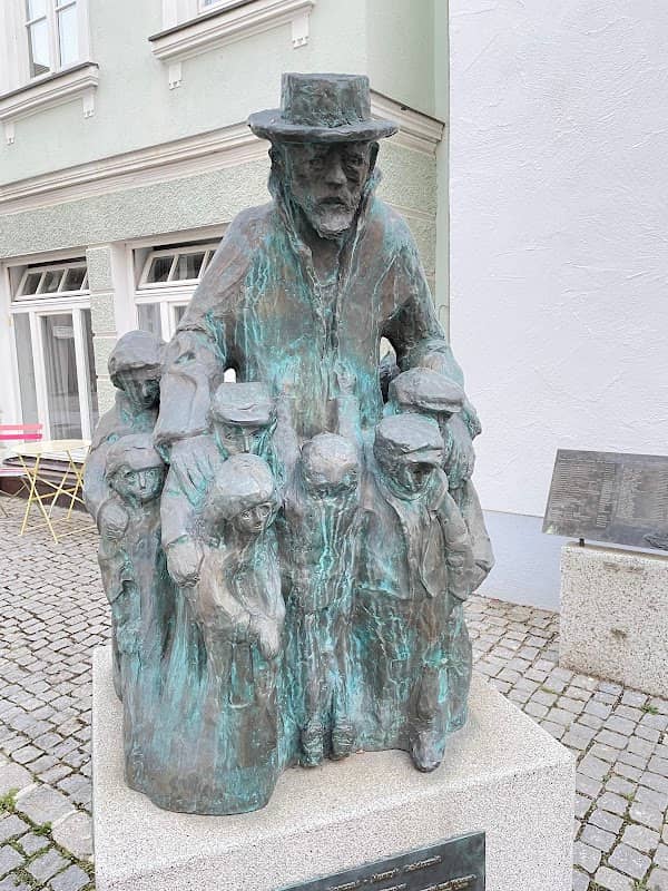 Janusz Korczak Denkmal - Image 1
