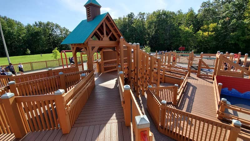 Franklin Woods Nature Center Pavilion - Image 3