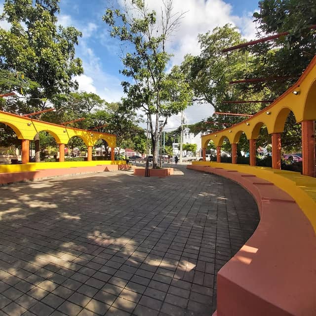 Doña Trina Moya de Vasquez. Park - Image 1