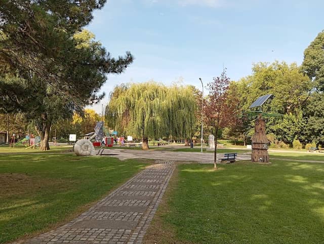 Park Čair - Image 1