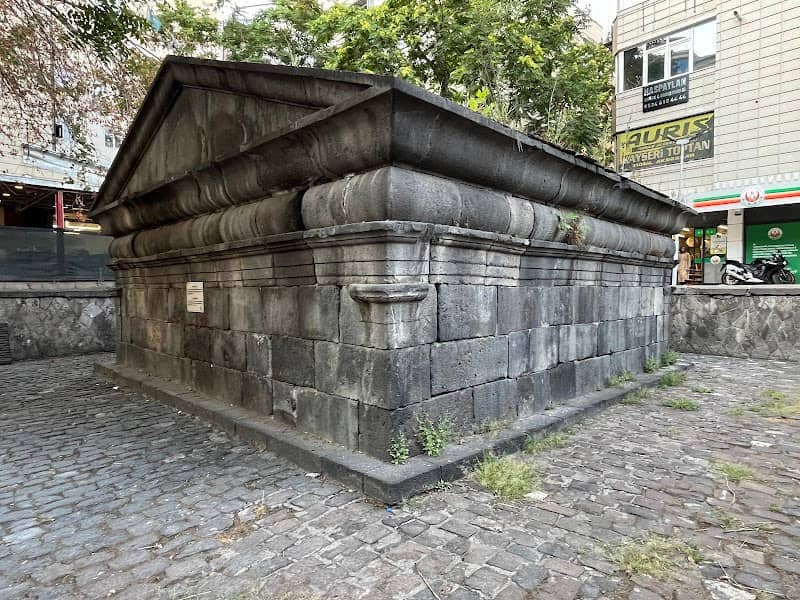Roma Mezarı - Image 2