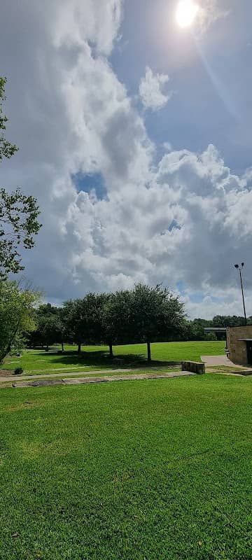 Riverside Park - Image 1