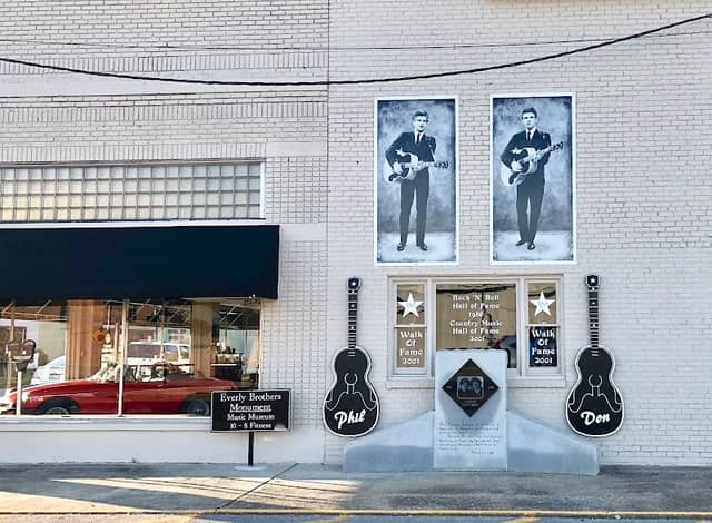 Everly Brothers Monument - Image 2