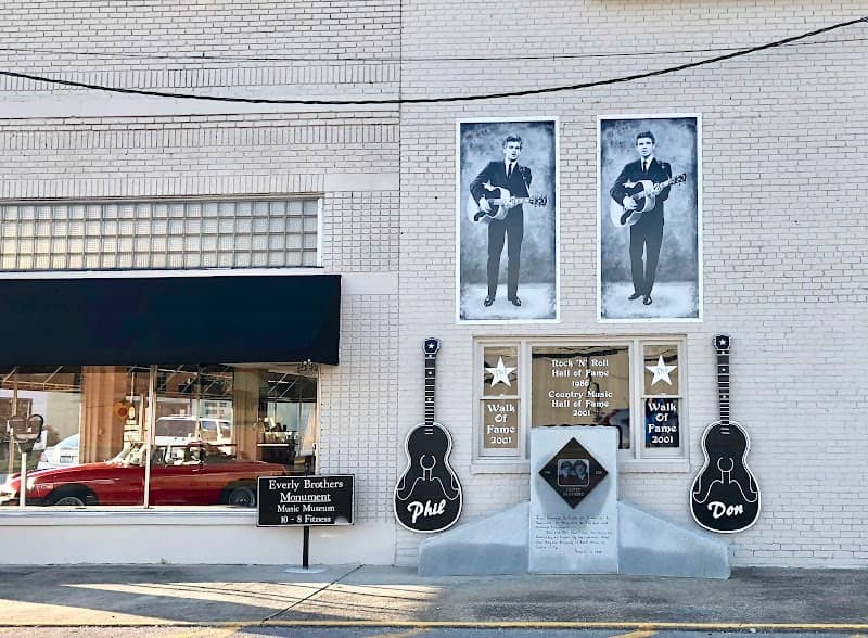 Everly Brothers Monument - Image 2
