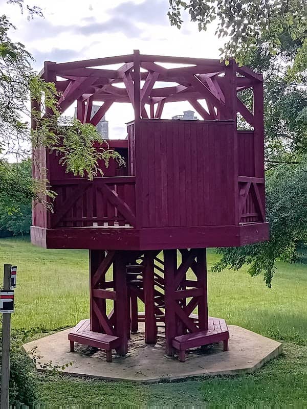 L'Arbre Collégial, oeuvre des artistes du collectif Observatorium - Image 1