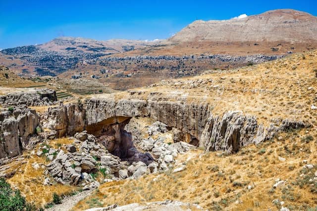Jisr Al-Hajar Natural Bridge - Image 1