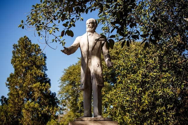 Escultura de Marcos Paz - Image 1