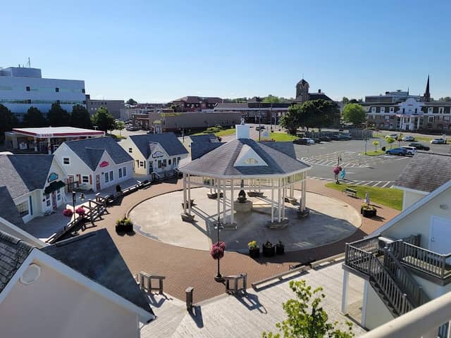 Promenade Bathurst Waterfront - Image 1