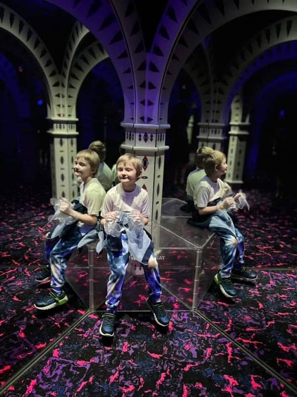 Ultimate Mirror Maze - Image 2