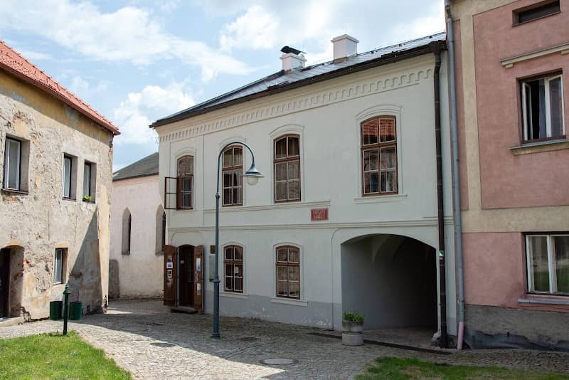 Regionální židovské muzeum - synagoga a rabínský dům - Image 1