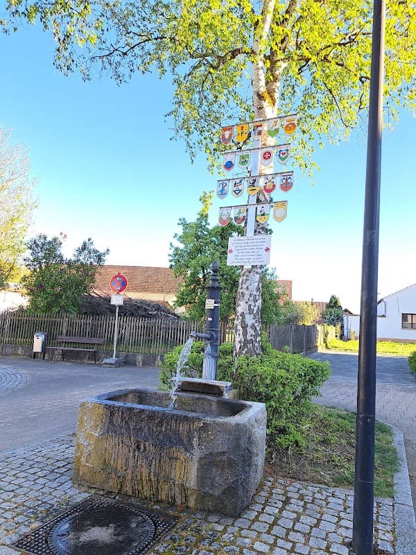 Dorfbrunnen mit Maibaum - Image 1