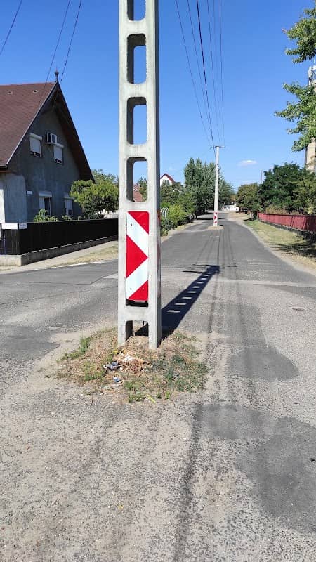 Út közepén lévő oszlopok - Image 1
