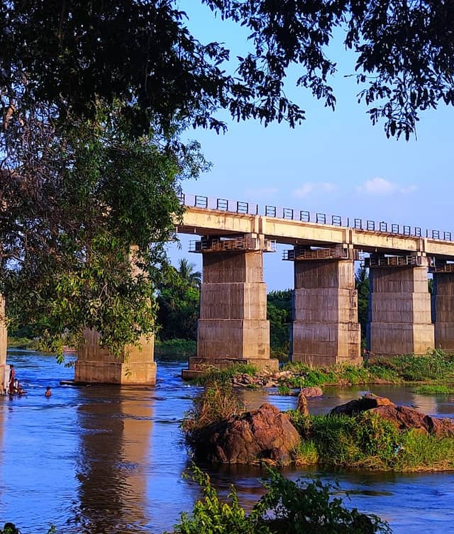 ரயில்வே பாலம் மேற்குப் படித்துறை - Image 1