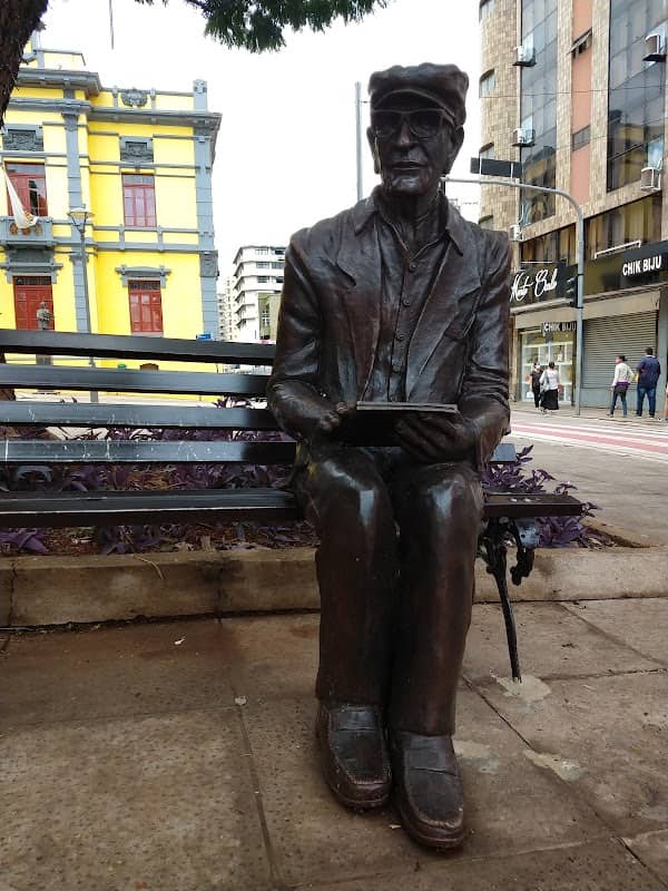 Estatua do Chico Xavier - Image 1