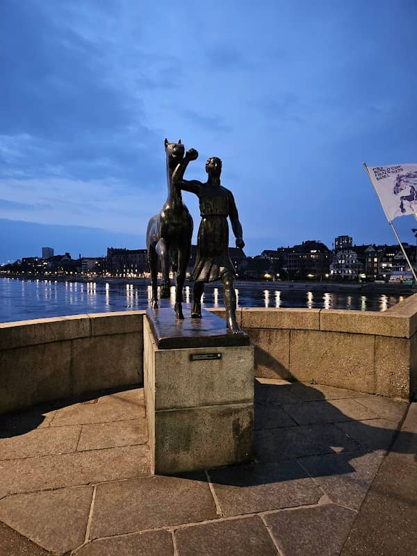 Horse monument - Image 1