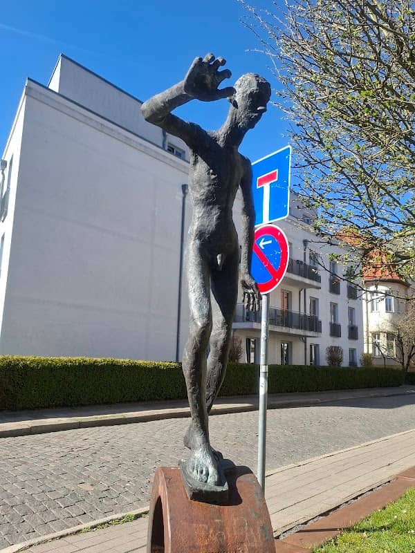 Men statue - Image 2
