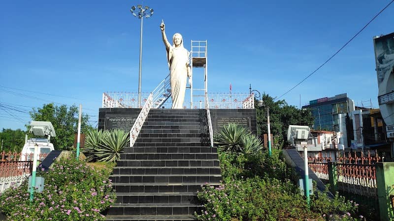 Indira Gandhi Statue - Image 1