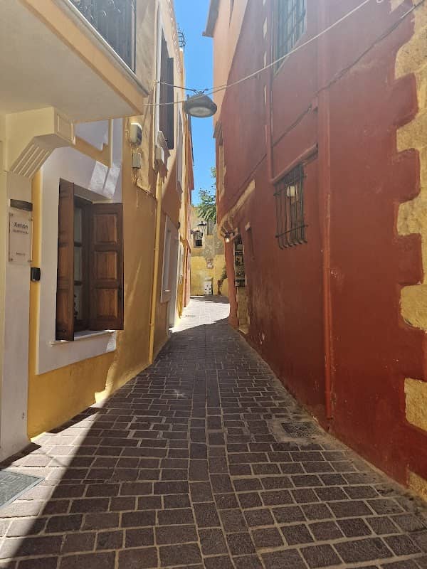 Beautiful alley with leaning houses - Image 1