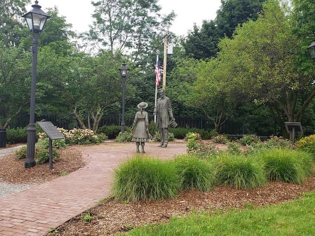 Abraham Lincoln and Grace Bedell Statue - Image 2