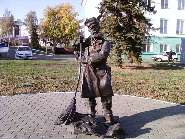 Pamyatnik Dvorniku - Image 1