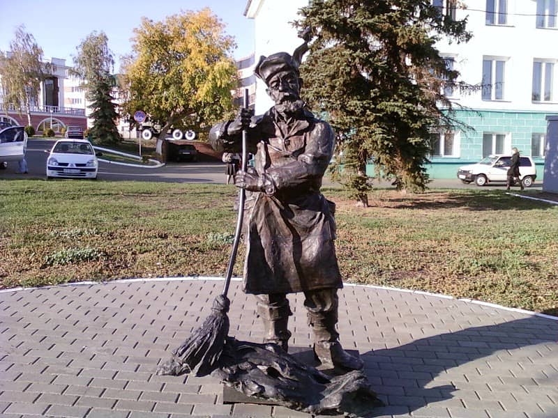 Pamyatnik Dvorniku - Image 1